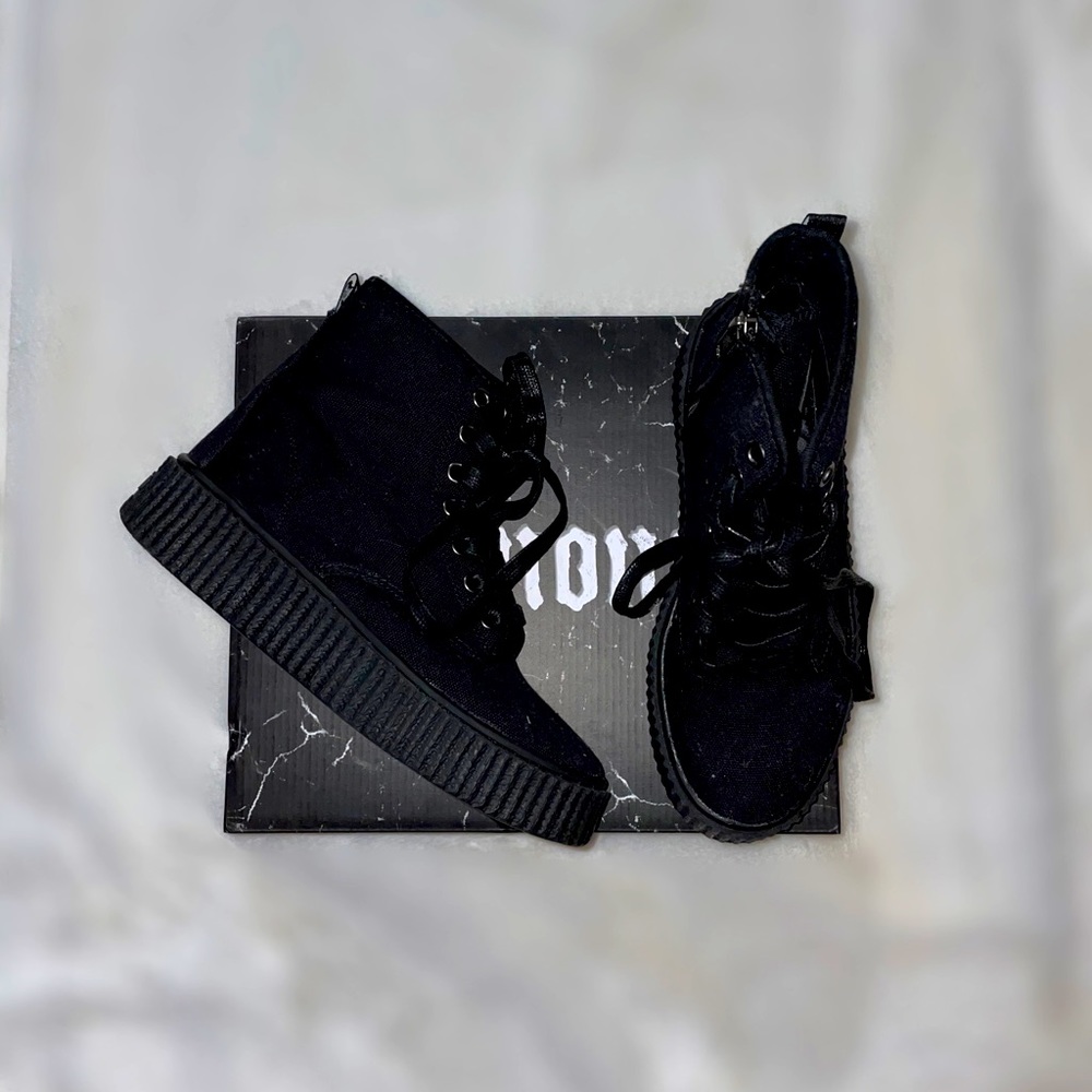 black platform demonia sneeker 201